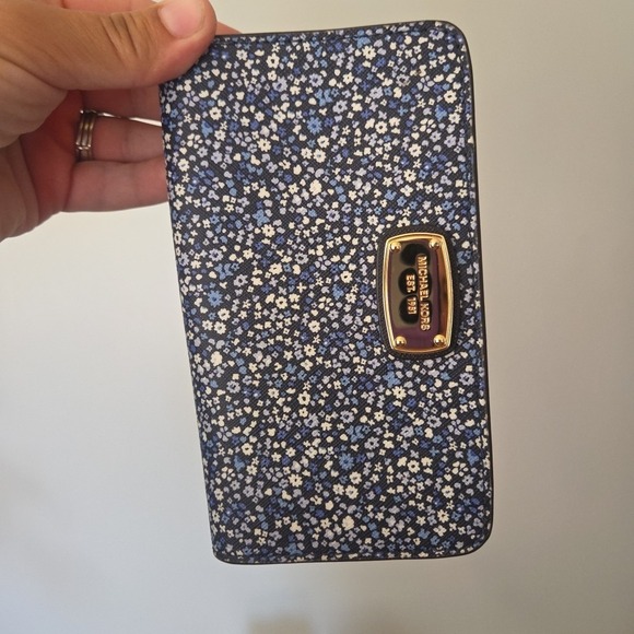 Michael Kors Blue White Daisy Floral Zipper Cell Phone Wallet - Picture 4 of 13